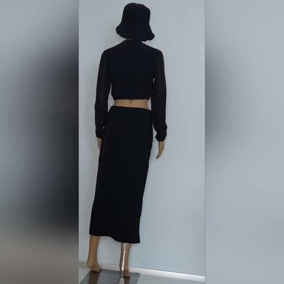 Elegant Black Long Skirt with Side Opening - Picture 6 of 13